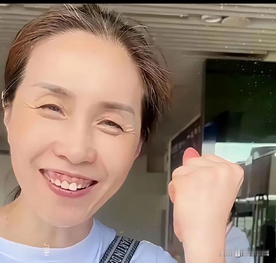 还记得前女排队员孙玥吗？她婚后定居香港，没有离开排球这个事业，大女儿现在也打排球