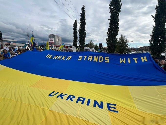 🇺🇦 阿拉斯加州安克雷奇的情况：他们不高兴在那里看到普京     数百人走上