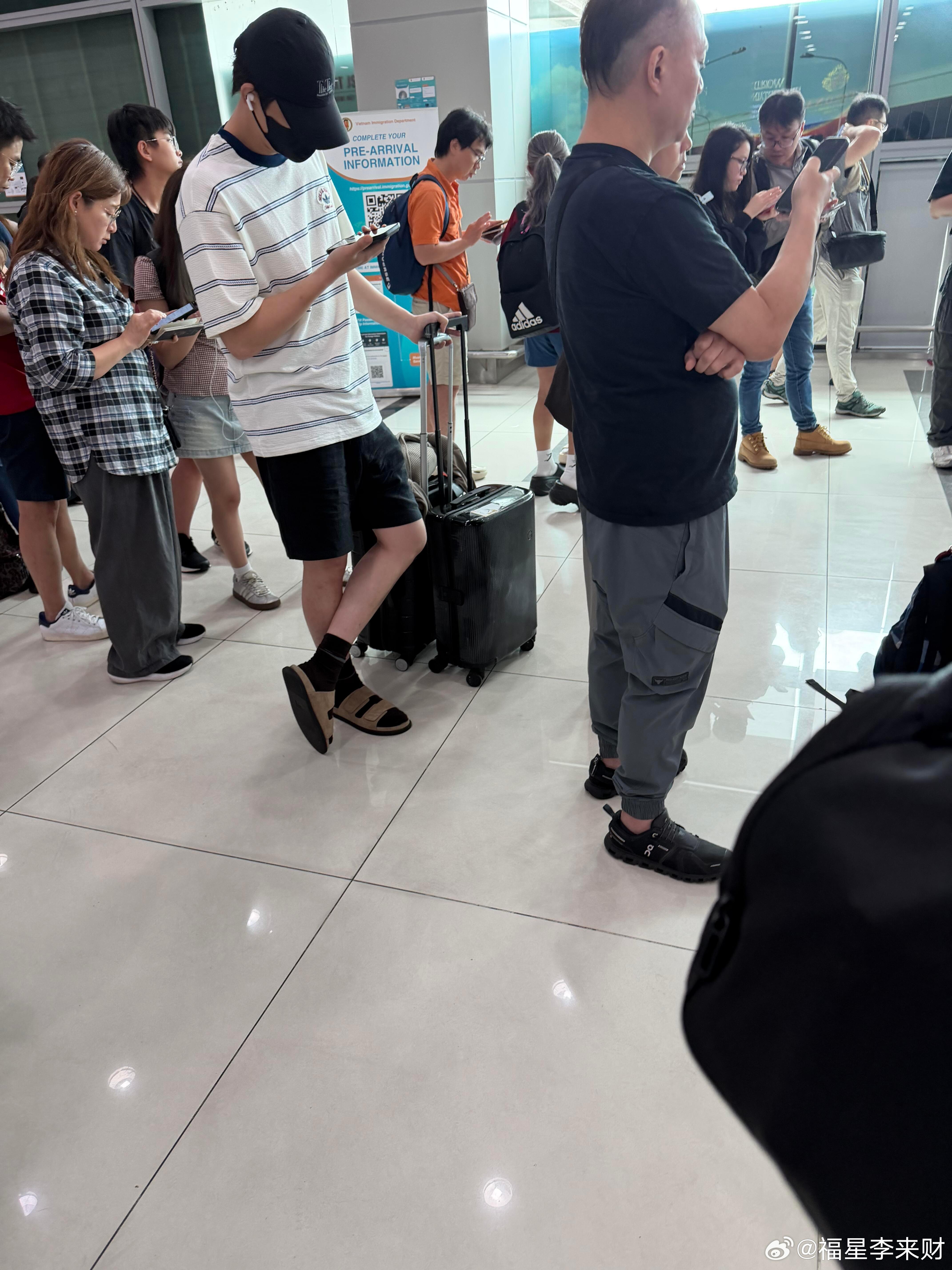 网友在机场偶遇了王安宇，哥这拖鞋也太接地气了吧 