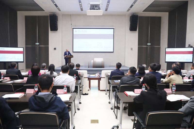 潘行见来访的桥水基金创始人达利欧，双方就国际经济形势及金融市场动态等交换看法。会