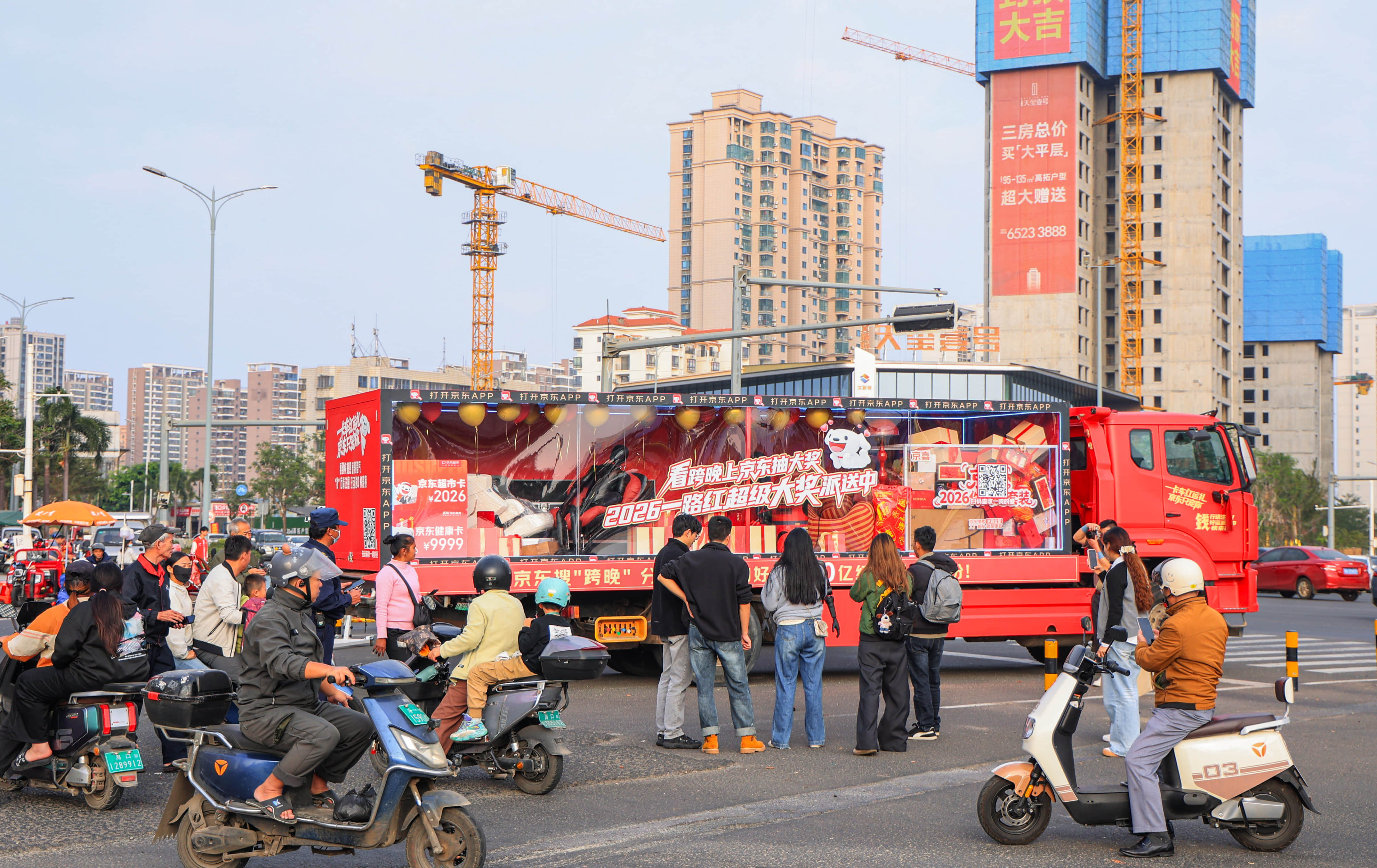 看到京东那个7.2米卡车的照片，我第一反应是：这得停哪儿啊？不过转念一想，要是真