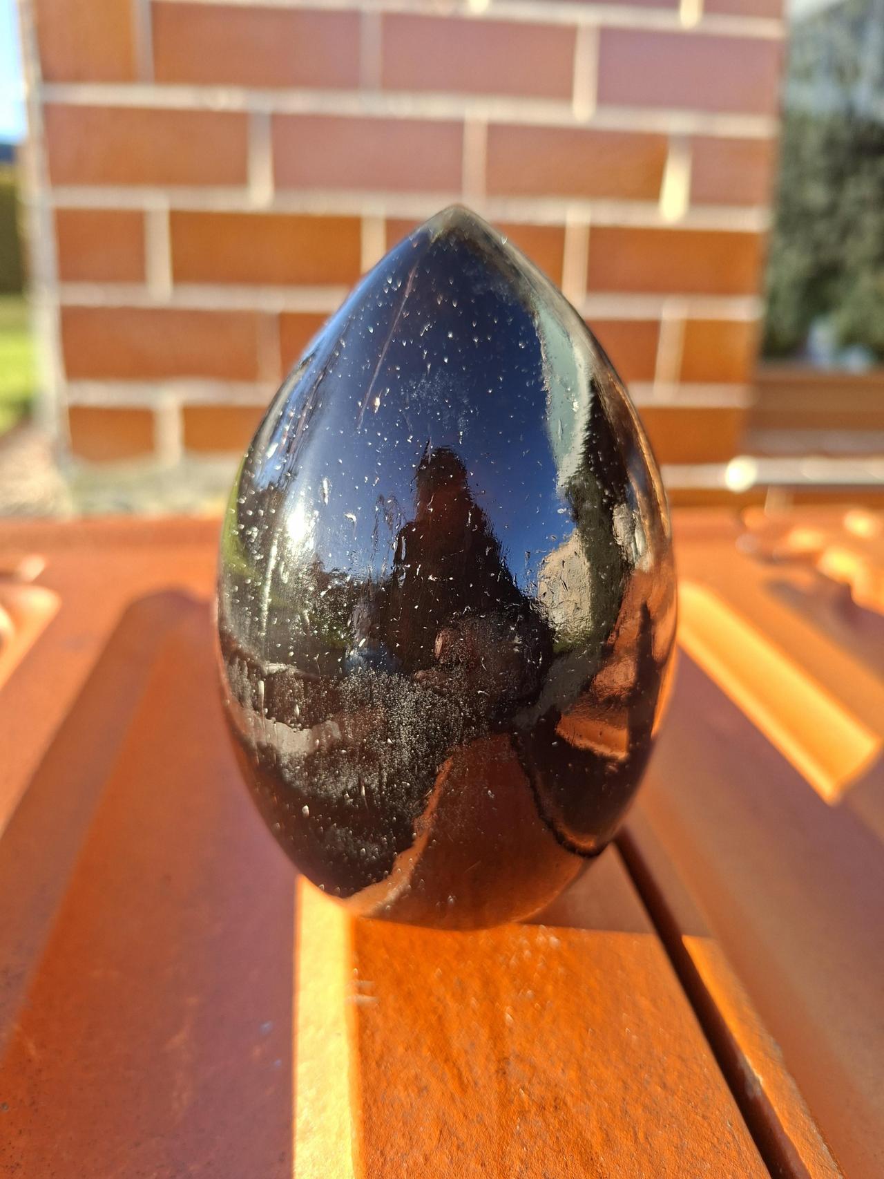 有人花三小时把一颗椰子打磨得锃亮，光滑得像颗台球。最绝的是，这玩意儿居然被误认成