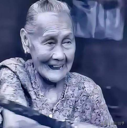 七个鬼子，把她围在河边。枪都扔了，开始解裤腰带。他们以为，这下稳了，一个女人而已