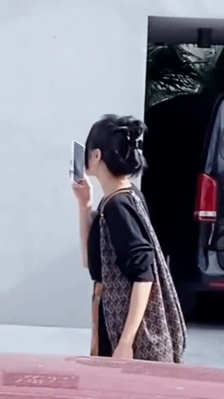 大家快下来，楼下要锁门了

热巴好像负责当导游耶[送心]

真的太可爱啦

花儿