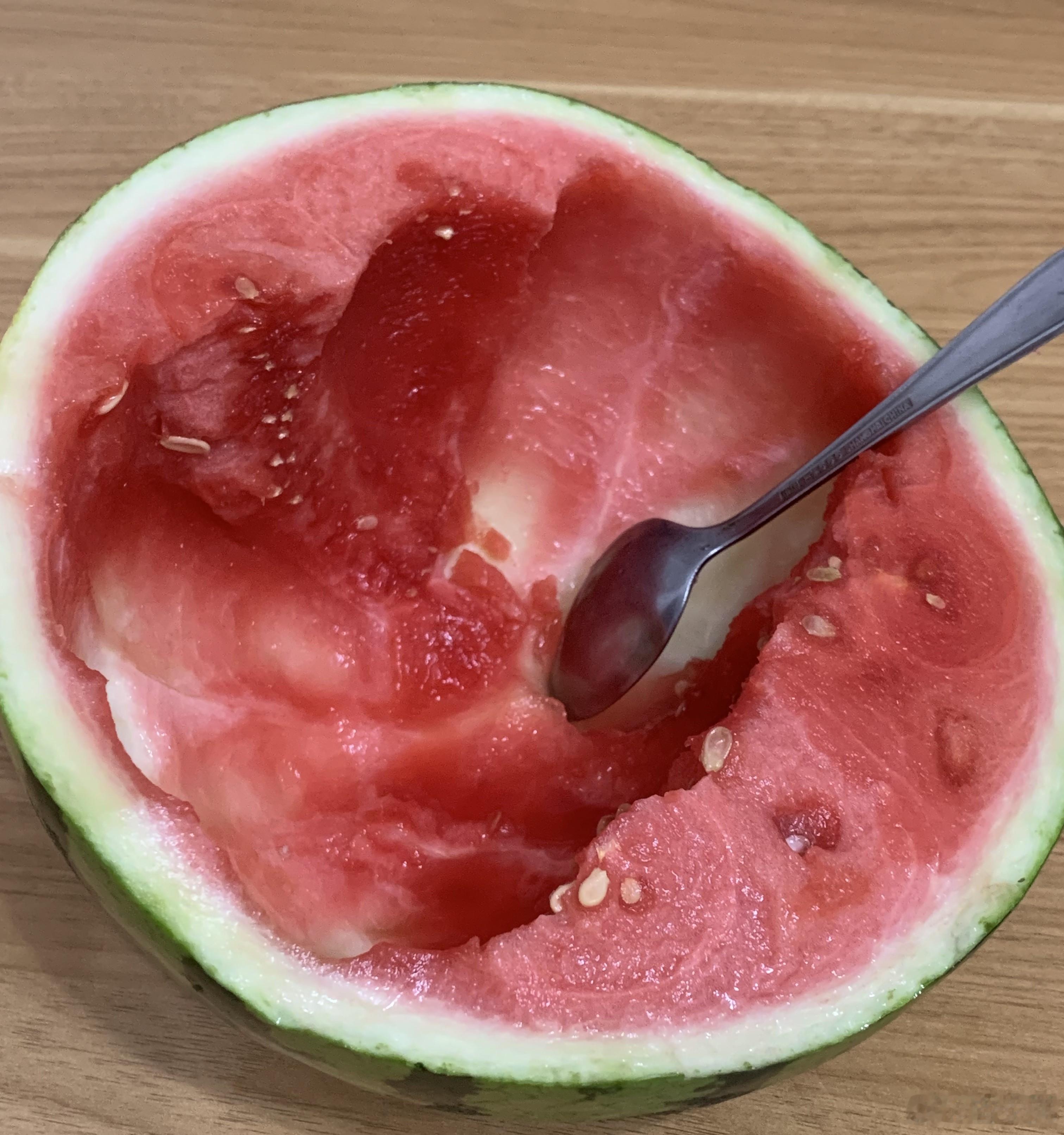 入伏了，天这么热，总要吃点西瓜解解暑，最近都吃麒麟瓜 你们那里吃什么品种的西瓜呢