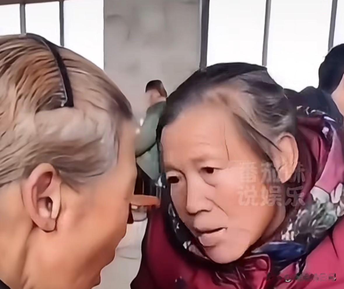 喜欢他的没有一个是高素质，家世好，高学历，好人家的孩子，哪个20岁就不上学，到处