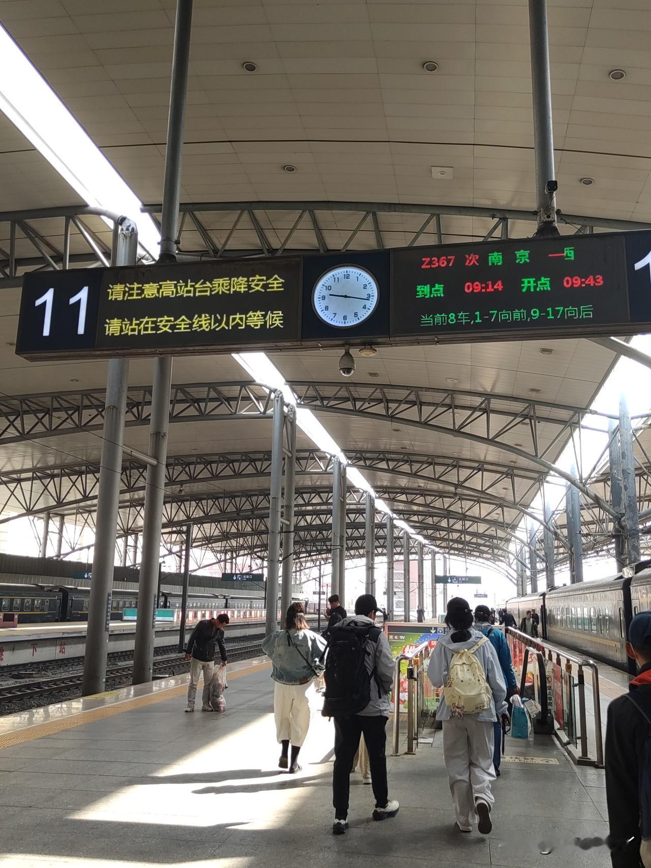 现在火车上白头发的人越来越多，包括我。
更多的人不染发了，能接受自己头发白了。