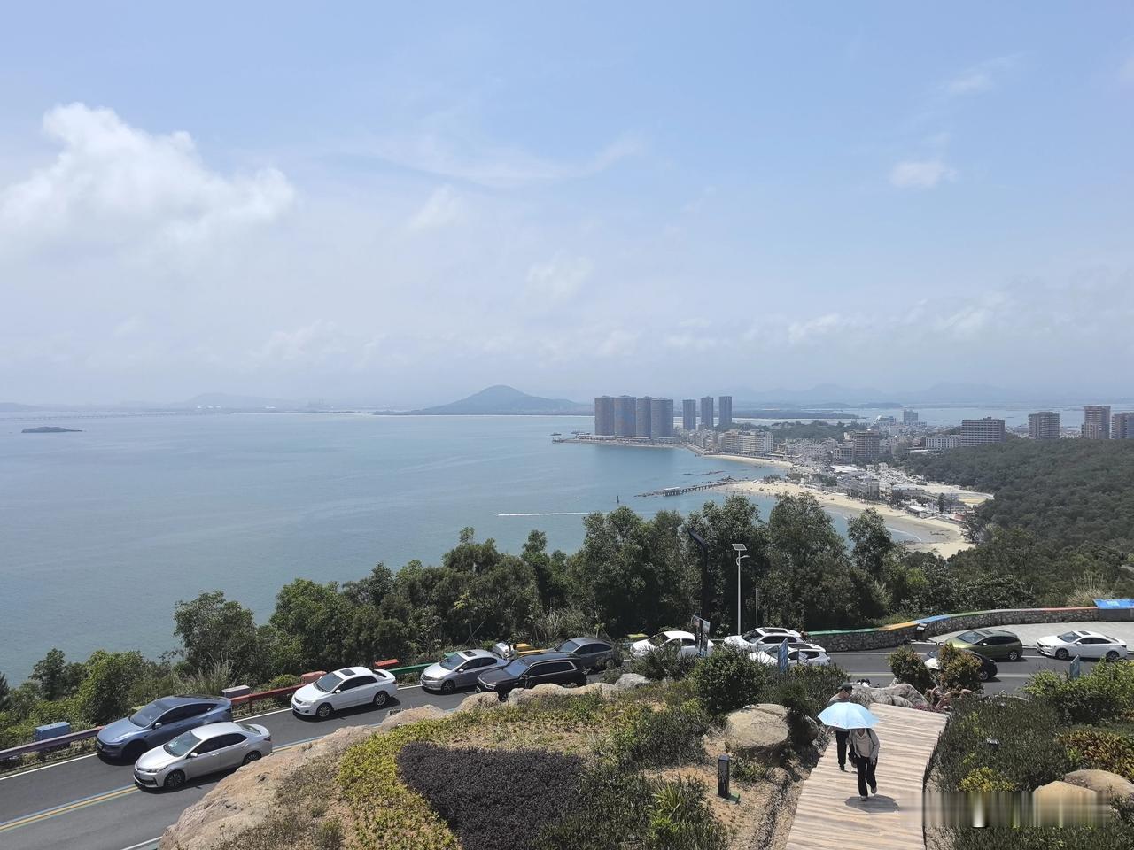 可以赶海、放烟花，吃住都不贵。

相比巽寮湾要好多了。