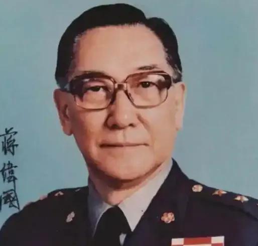 1997年，蒋纬国病逝。临终前，他声音虚弱地交待第二任妻子，说：“一定要把我和静