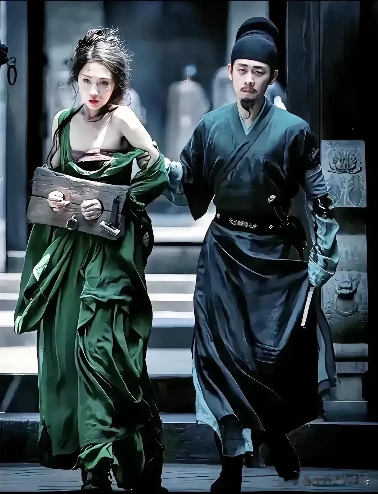 张艺谋的电影全凭声光影，不过这画面真的很美，连押解犯人都这么唯美，像不像是一幅壁