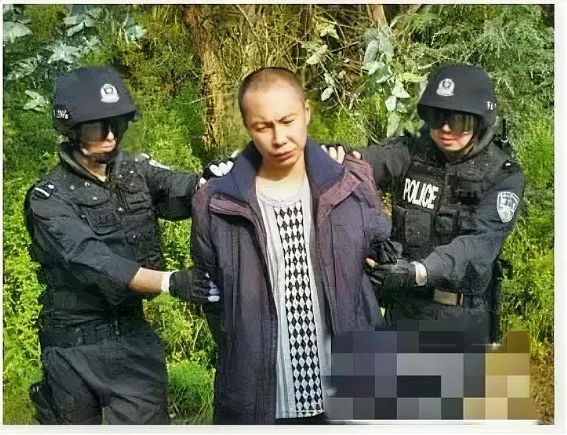 2011年，杀人犯梁立光，被押赴刑场执行死刑，照片中的他低着头，看起来人畜无害的