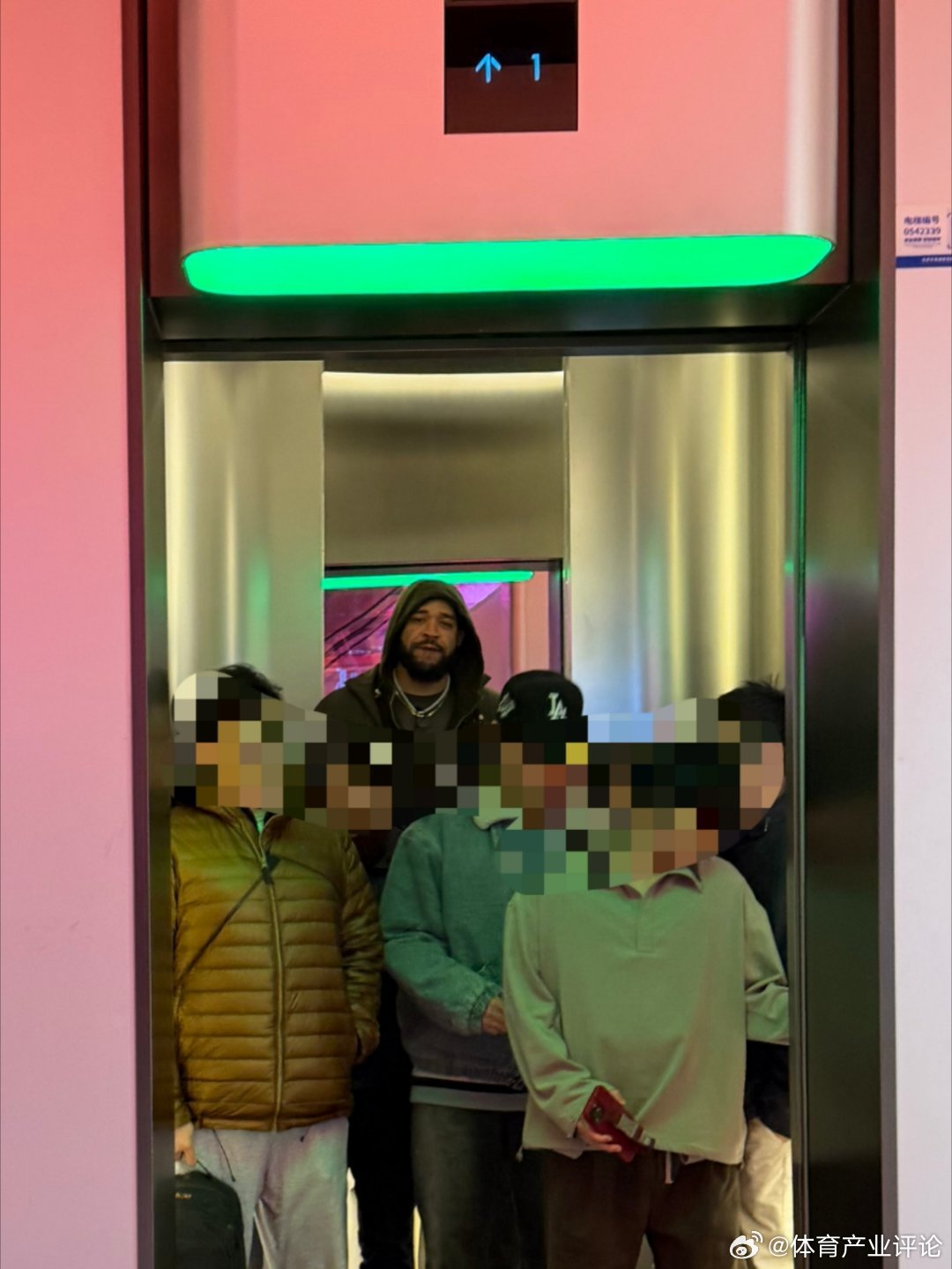 麦基加盟北京男篮三里屯偶遇麦基，麦基已经在提前适应北京的夜生活了冬奥会CBA