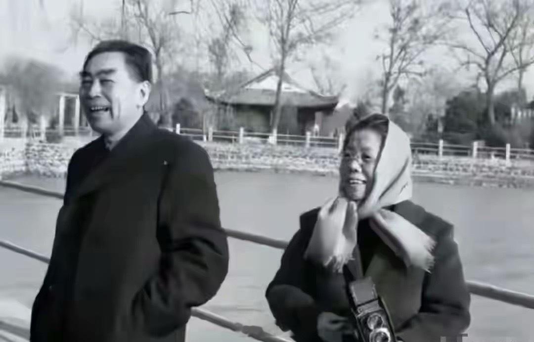 老照片翻出来看看。这是周总理和夫人邓大姐在公园散步的留影，神采奕奕，欢声笑语，笑