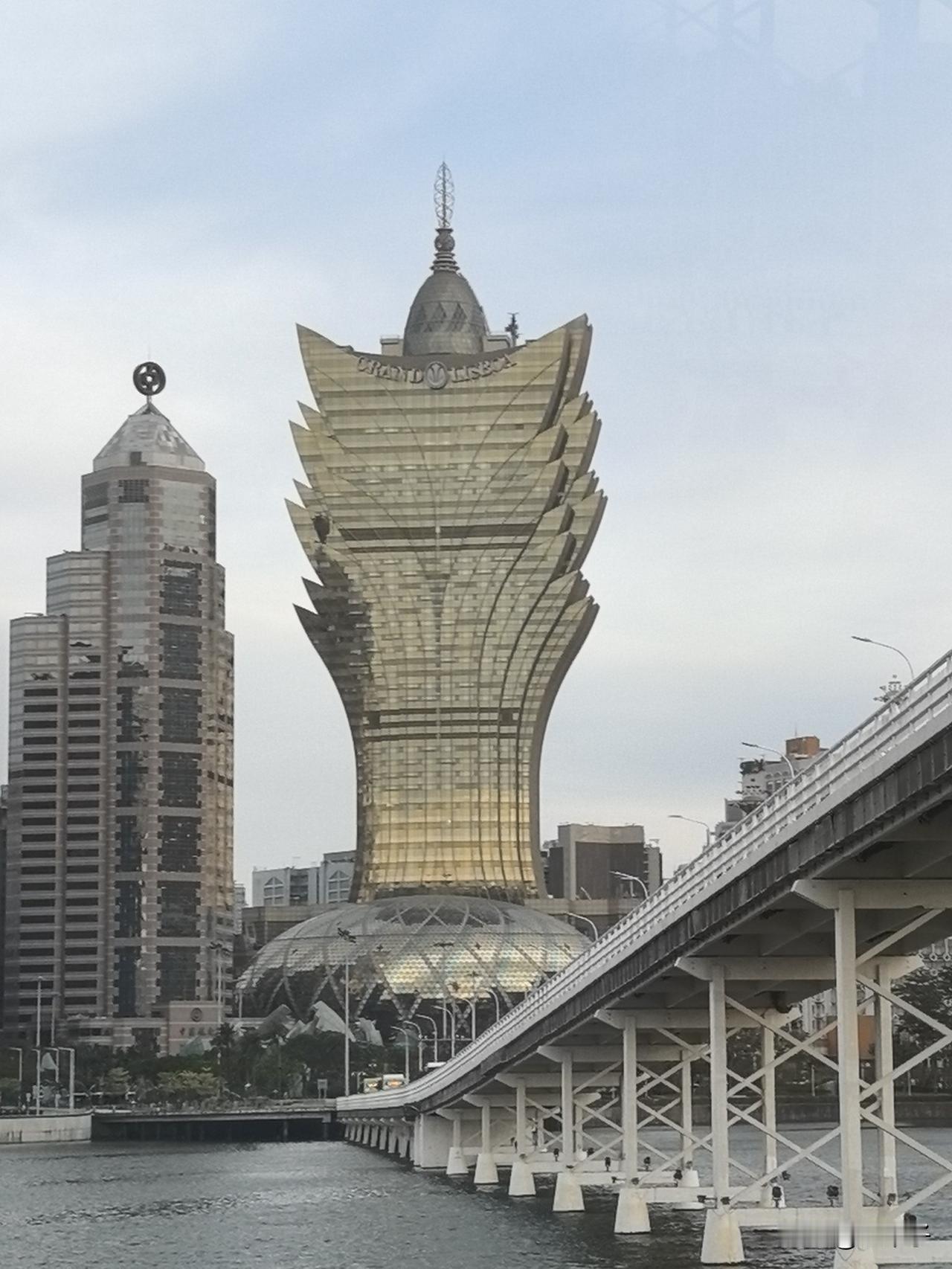 在珠海住了四十天，终于回上海了，像从温润的梦跌回干燥的现实。回上海这几天，格外忙