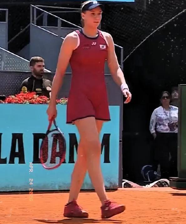 WTA1000马德里第二轮女单比赛快讯:
赛会2号种子莱巴金娜发球胜赛局带出3个