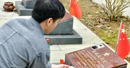 2022年，广西一小伙丧失了对生活的热情。某天，他散步至烈士陵园，注视着一块块烈