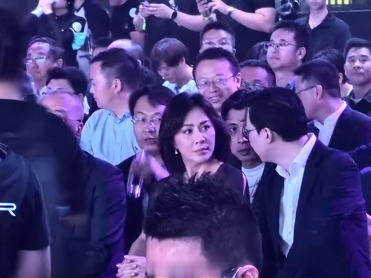 阿维塔 12 发布会现场
十倍变焦 拍了两张 刘嘉玲。
感受一下。