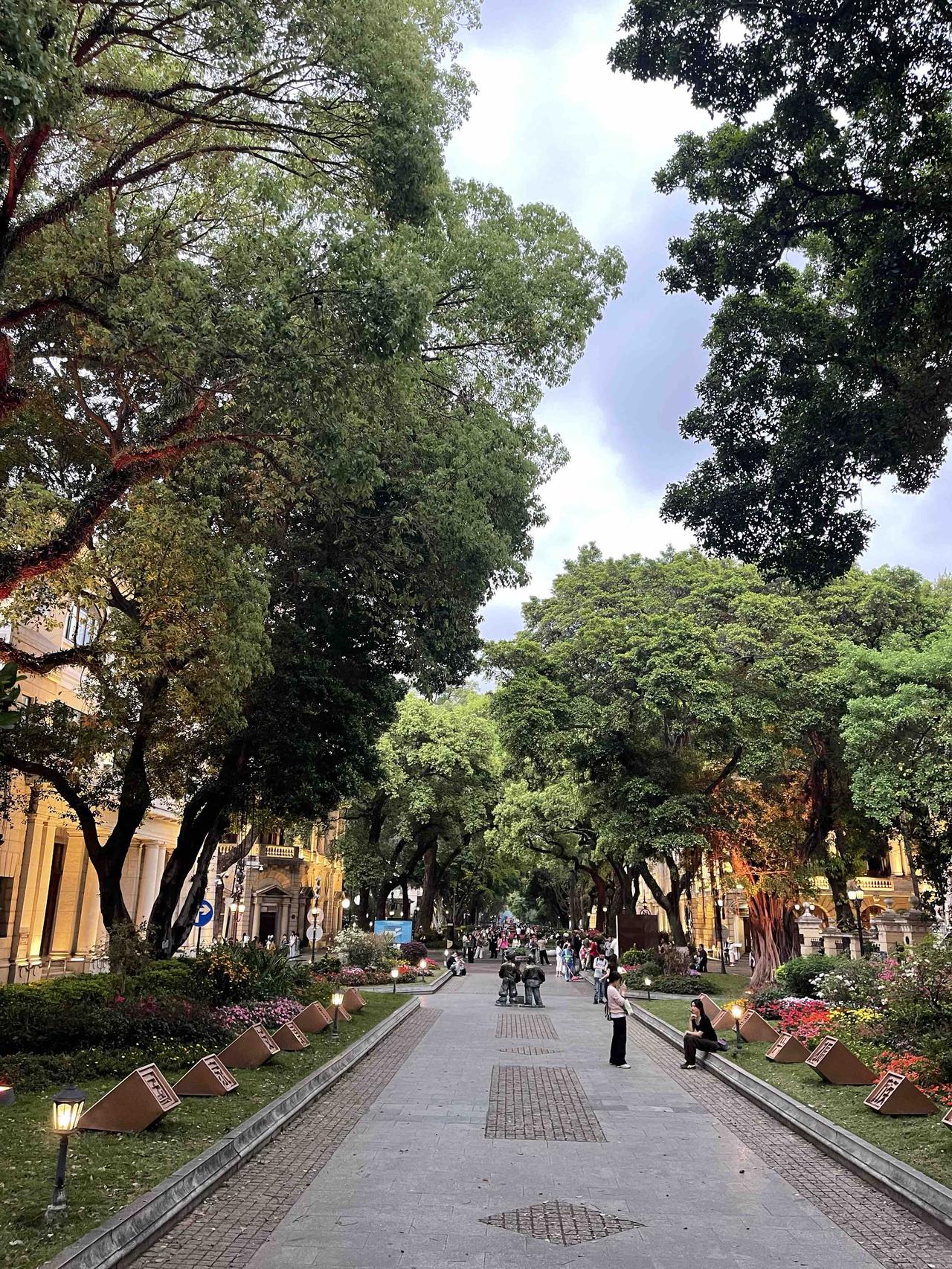 咱们把话摊开了说，生意做到最后，其实就是三场针对穷富不同的“精准收割”。

对于