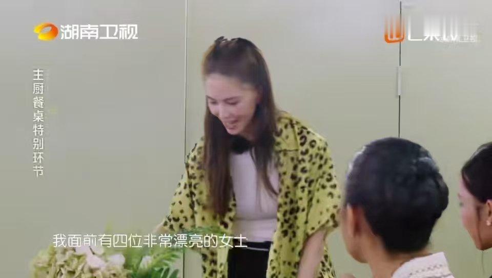 昆凌给客人变魔术不敢相信昆凌这魔术只学了两天中餐厅10 只有两天时间学魔术，昆凌