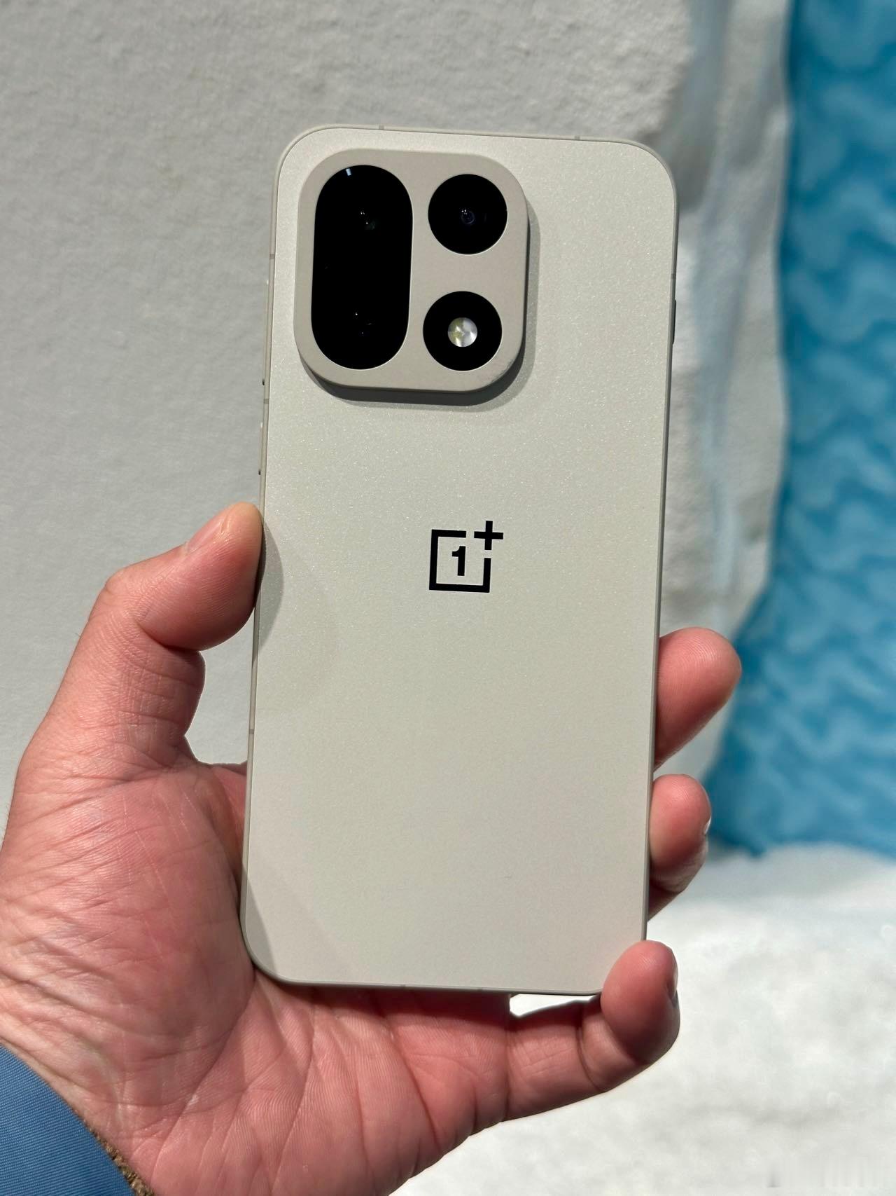 存储价格上涨原因存储价格上涨核心是AI驱动的结构性供需错配，叠加产能转移、库存低