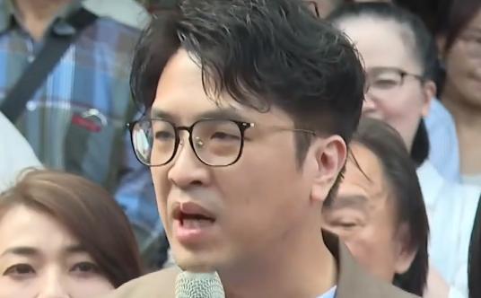 民进党台北市长参选人沈伯洋今天在秘书长徐国勇、民进党“立委”王世坚以及中山、大同