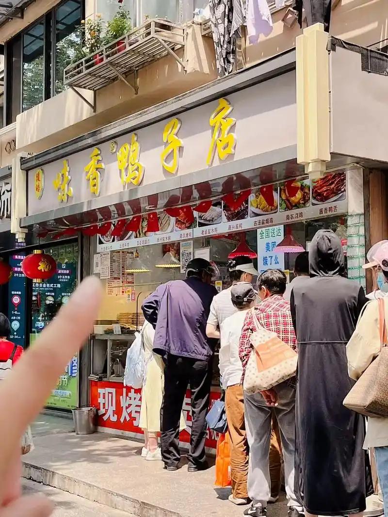                 “软边”

 星期天因我外出，妻子便嘱回来时，顺