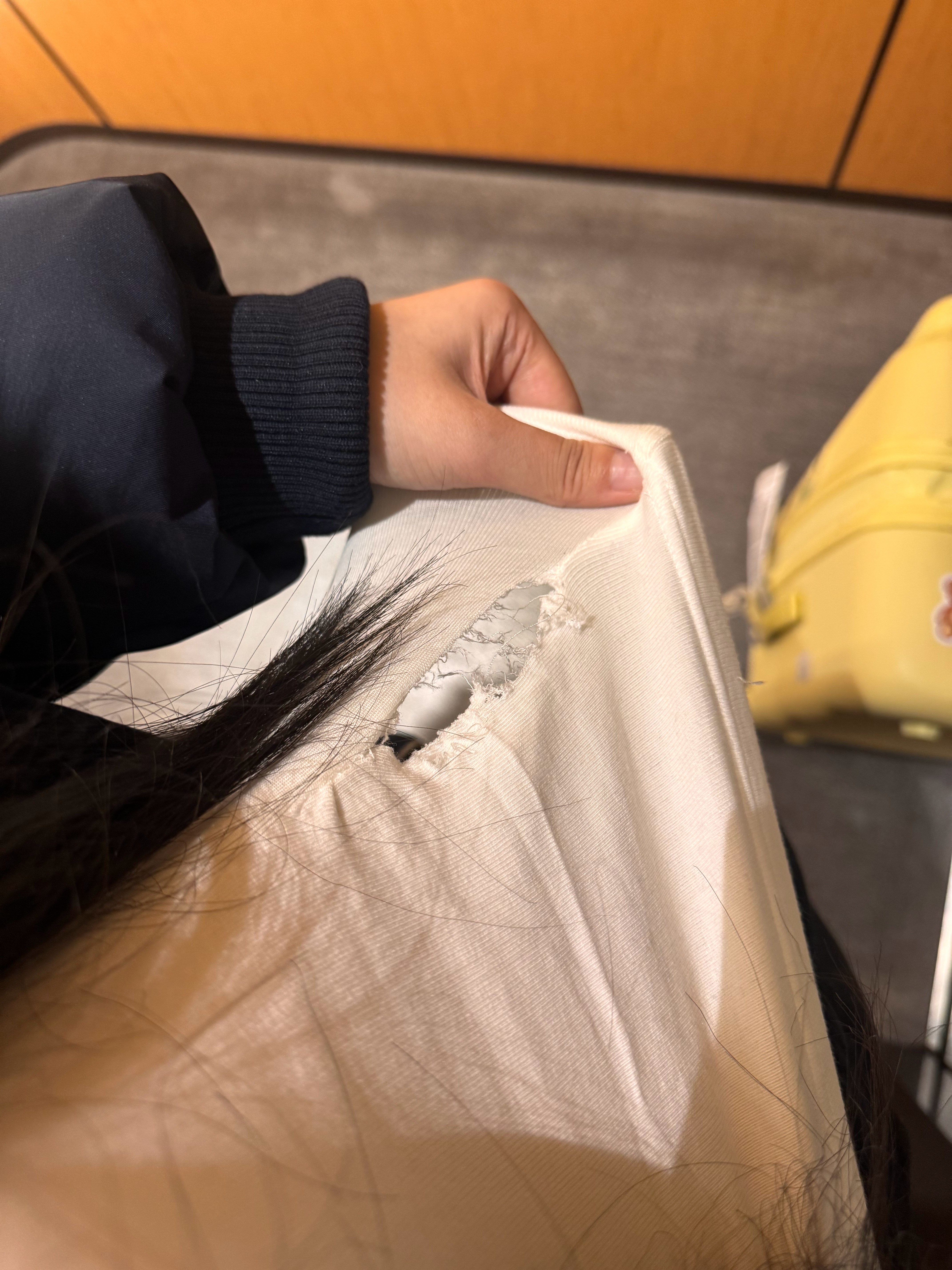 商标是撕掉了，衣服也坏了