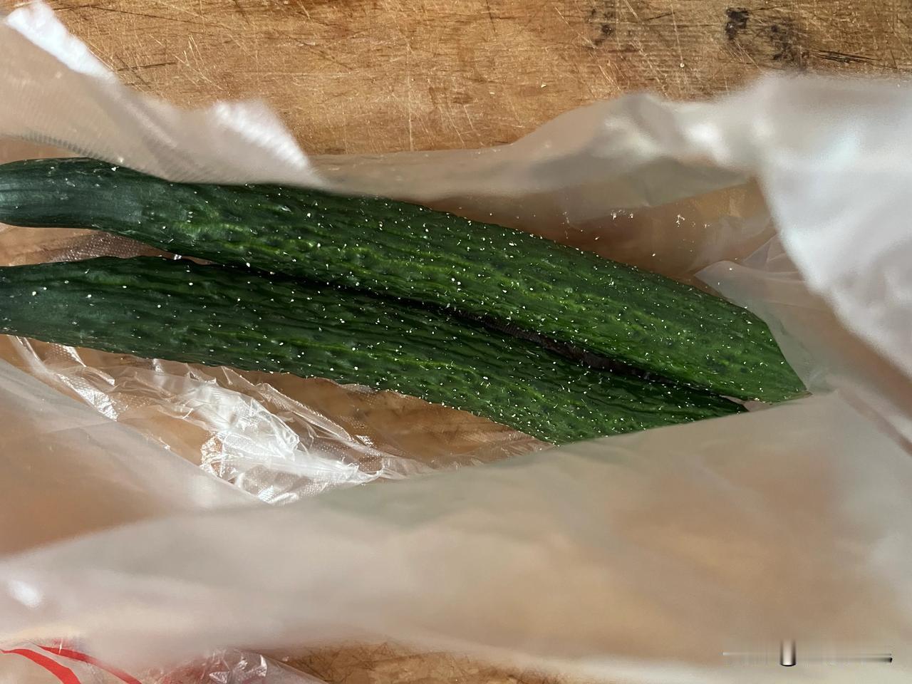 黄瓜西红柿从小吃到现在的食材，当蔬菜吃也当水果吃，是原来夏天的最爱了，小时候特别