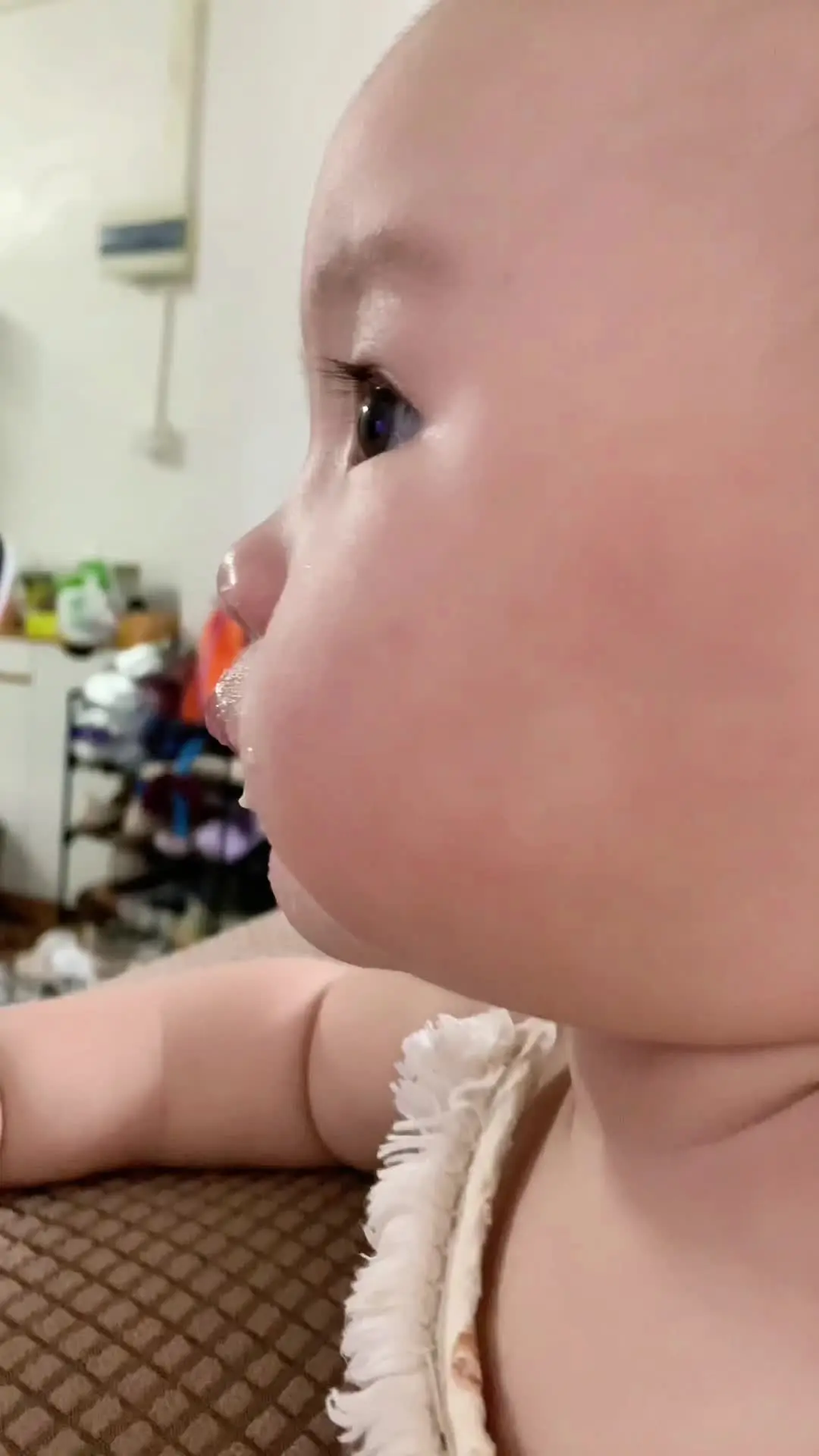 小吃货来啰 认真吃饭饭的小家伙来啰