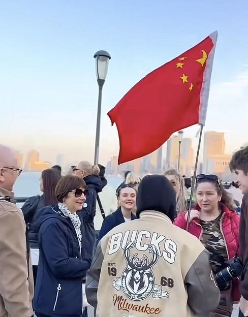 外滩这一幕，
看得人热血沸腾

金发碧眼，手举五星红旗，
笑得比外滩为灯光还亮。