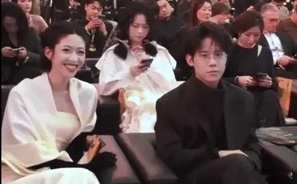向涵之周奇分手速度好快，半个月前还同住，然后一块出席搜狐盛典，一起同台领奖，现场