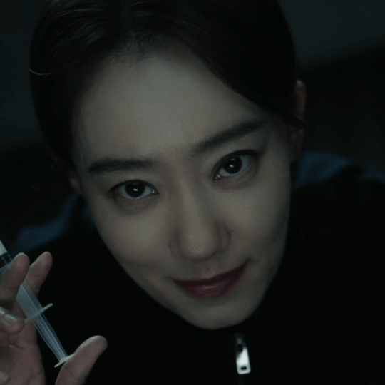 坏了真让张小斐演上坏女人了 这还是我们斐妈吗？张小斐新剧里演上坏女人了，化身黑长