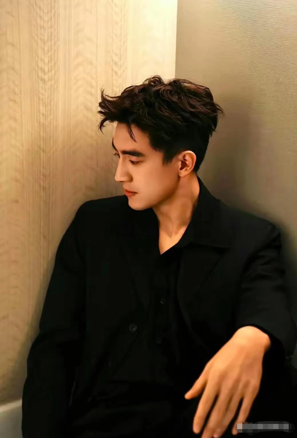 不愧九亿少女的梦，果然不笑还是有气质的，就喜欢这种阳光的，不得不说，林更新长相扭