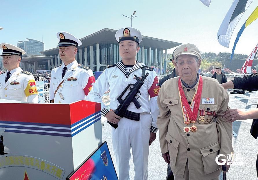 4月24日上午，青岛奥帆中心码头举行的舰艇开放活动迎来了大批热情的参观民众。涌动