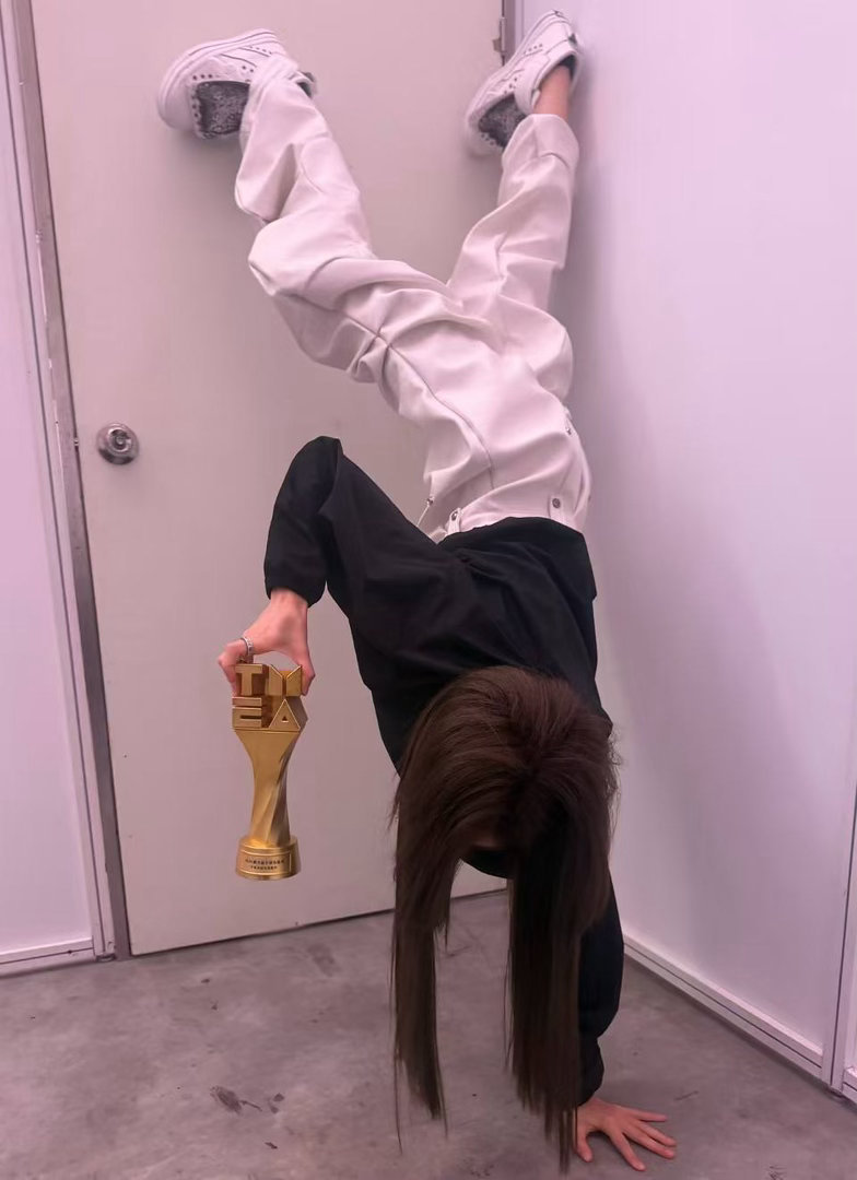 袁一琦浑身使不完的牛劲袁一琦TMEA年度突破热度歌手一路坚持终有收获，袁一琦拿下