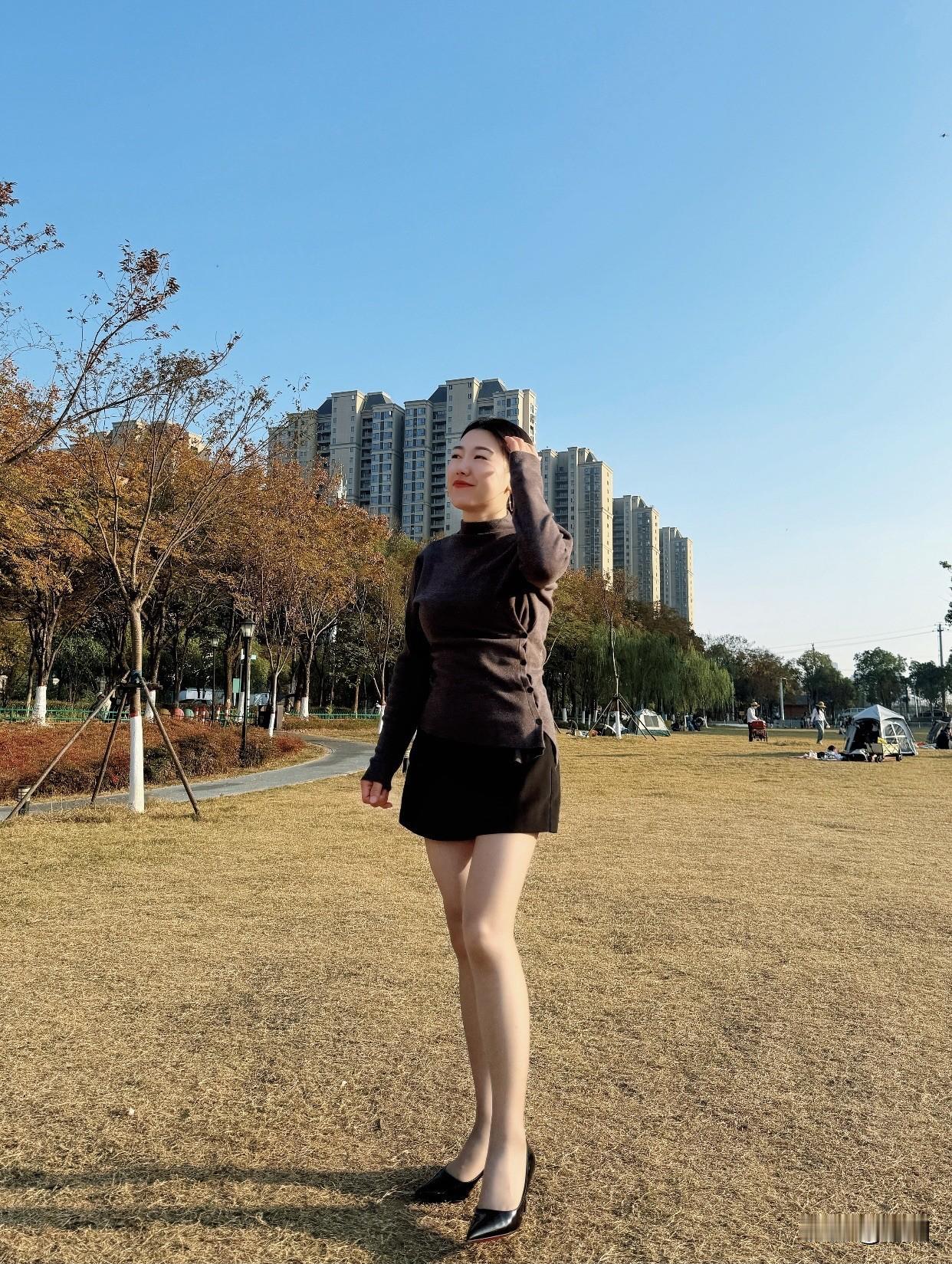 成熟女人受欢迎不是没道理的。就说气场，她们稳重自信，情绪稳定，处事淡定，像定海神