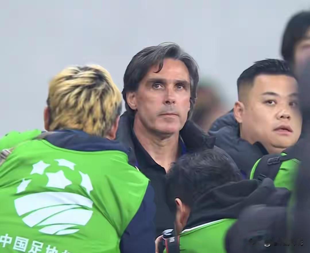 足协杯决赛，北京国安3：0如愿再捧足协杯，河南全队输在急躁，国安外援（法比奥）一