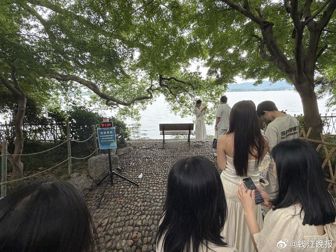 【#西湖网红长椅旁加了定时器# 】杭州西湖边孤山星巴克处的网红长椅限时3分钟拍照