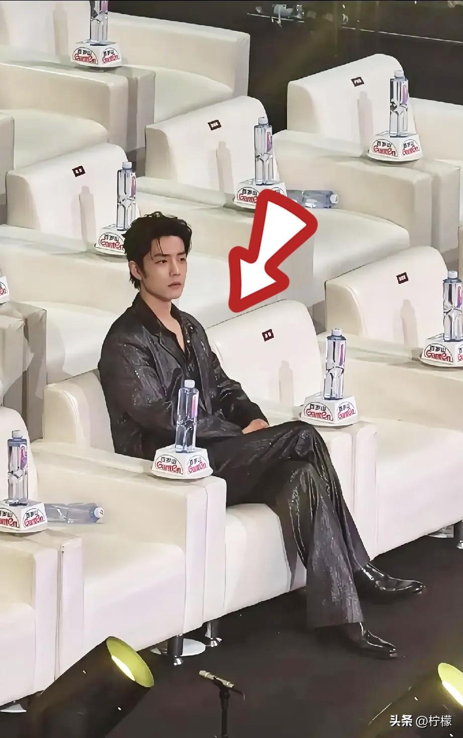 这就是对比，
其他艺人领完奖都走了，
只有肖战在，有人说这是上次微博之夜没有落座