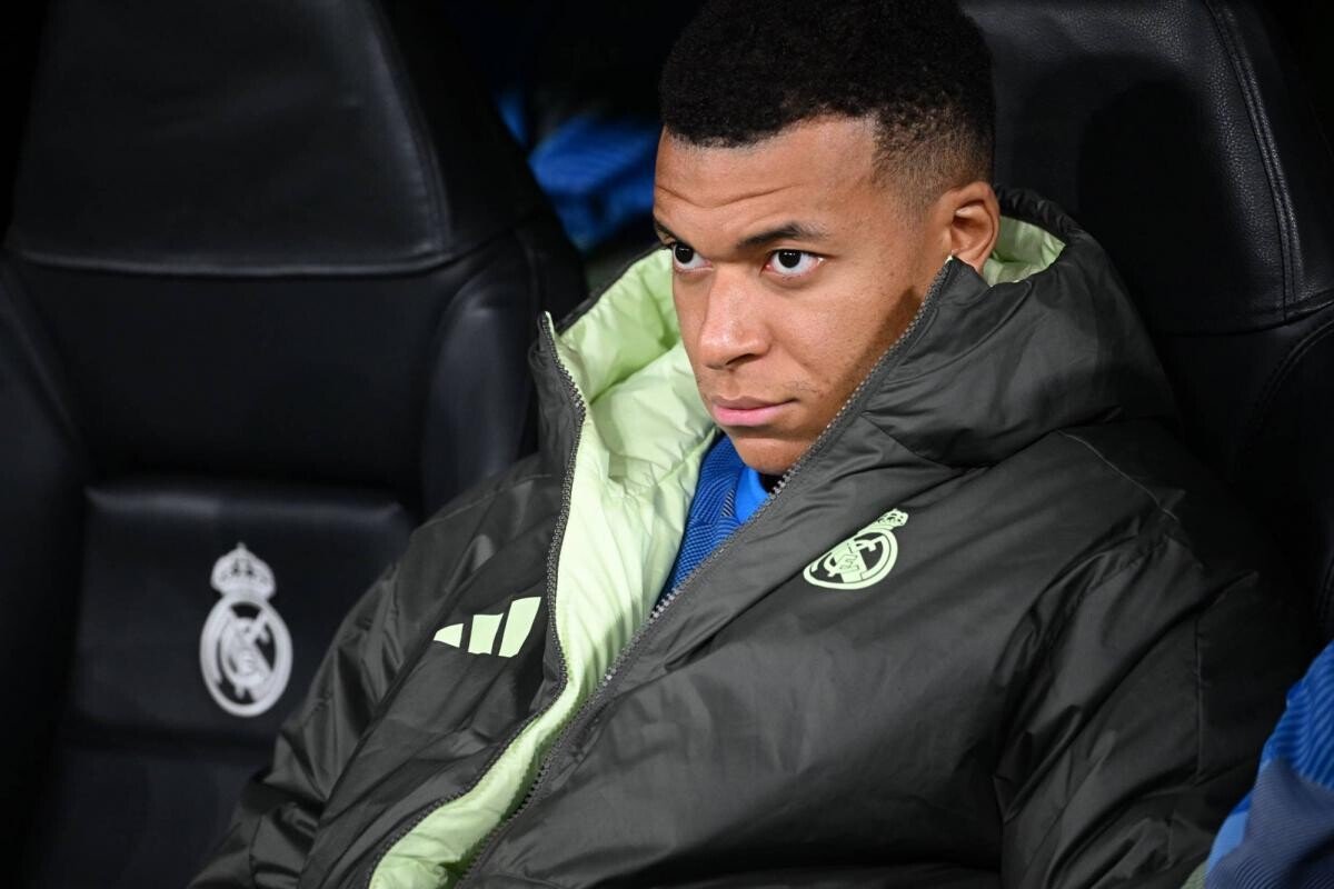 【队报】姆巴佩膝关节受伤，将缺阵三周。 姆巴佩在此前的比赛中曾带膝伤坚持出战，但