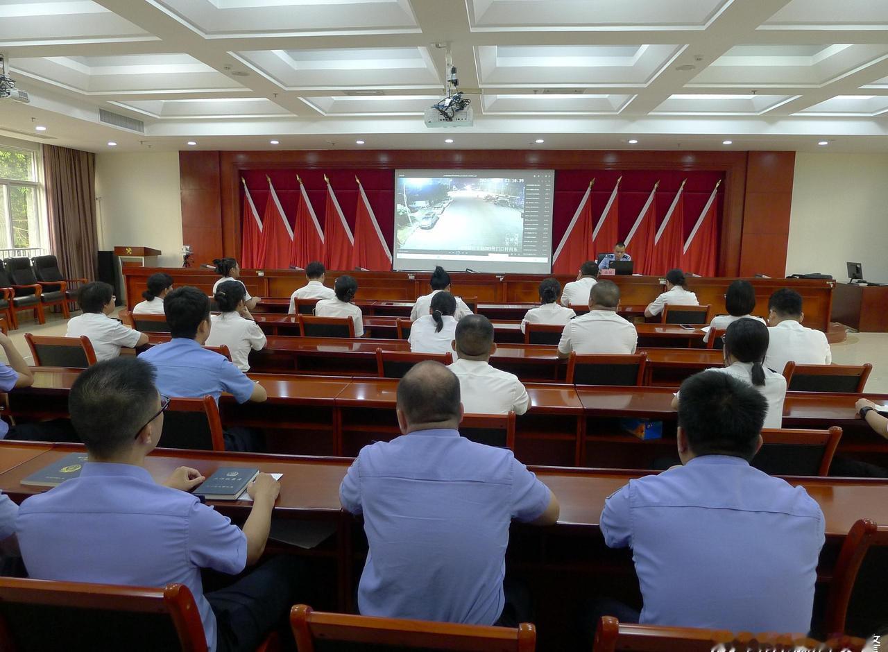 8月6日上午，东兴市公安局交管大队民警走进东兴海关，开展交通安全警示教育。民警结