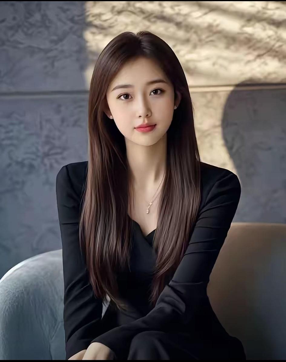 下面这位女孩的年龄个位数与十位数之和为8，你能猜对她的实际年龄吗？