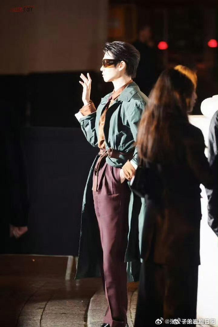 魏大勋身在巴黎看秀心还想着杨迪魏大勋身在巴黎心在迪魏大勋人在巴黎走秀场，心早就飞