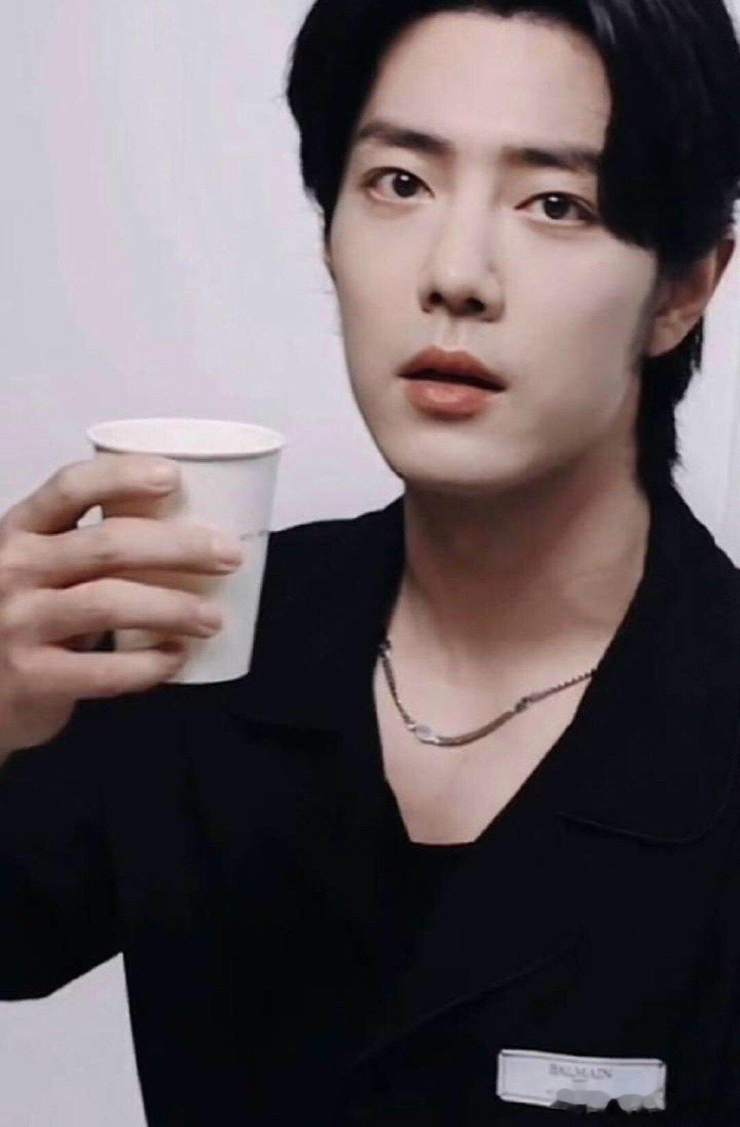 #肖战警告肖战工作室#肖战工作室宣传玉骨遥，肖战本人出面配合。在播放某个镜头向下