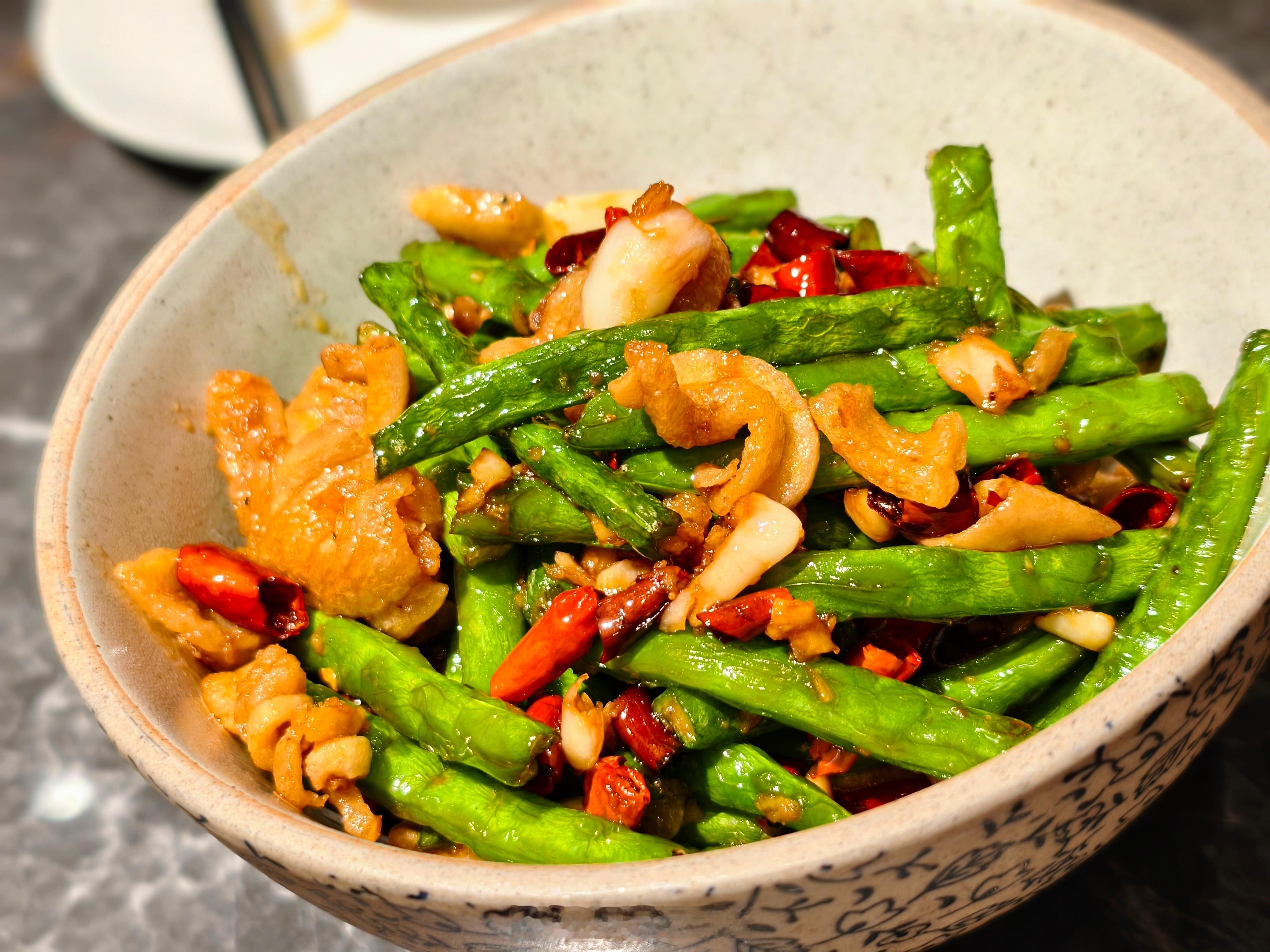 今天周末带娃吃他最爱吃的菜式各种烧牛肉以及各种烧鸡，从小就是个知道健康的娃呢健身