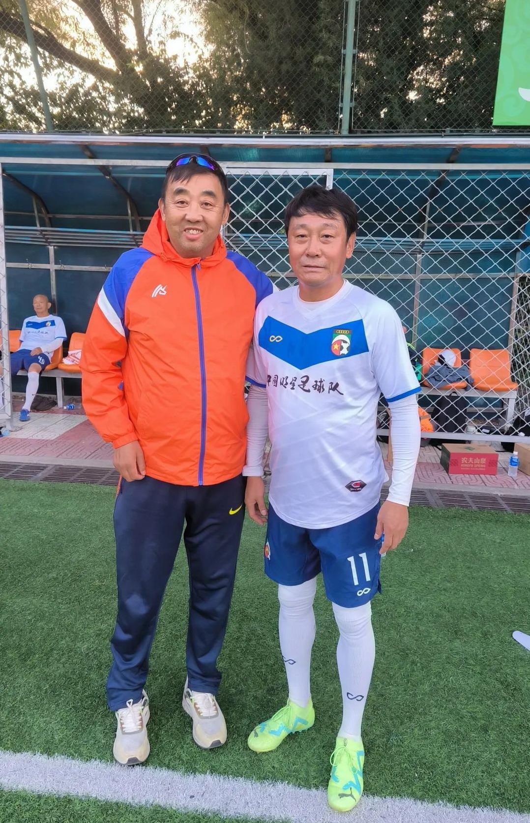 助阵中国明星足球队，高峰风采依旧，国足参加世界杯门将满头白发
中国明星足球队由演