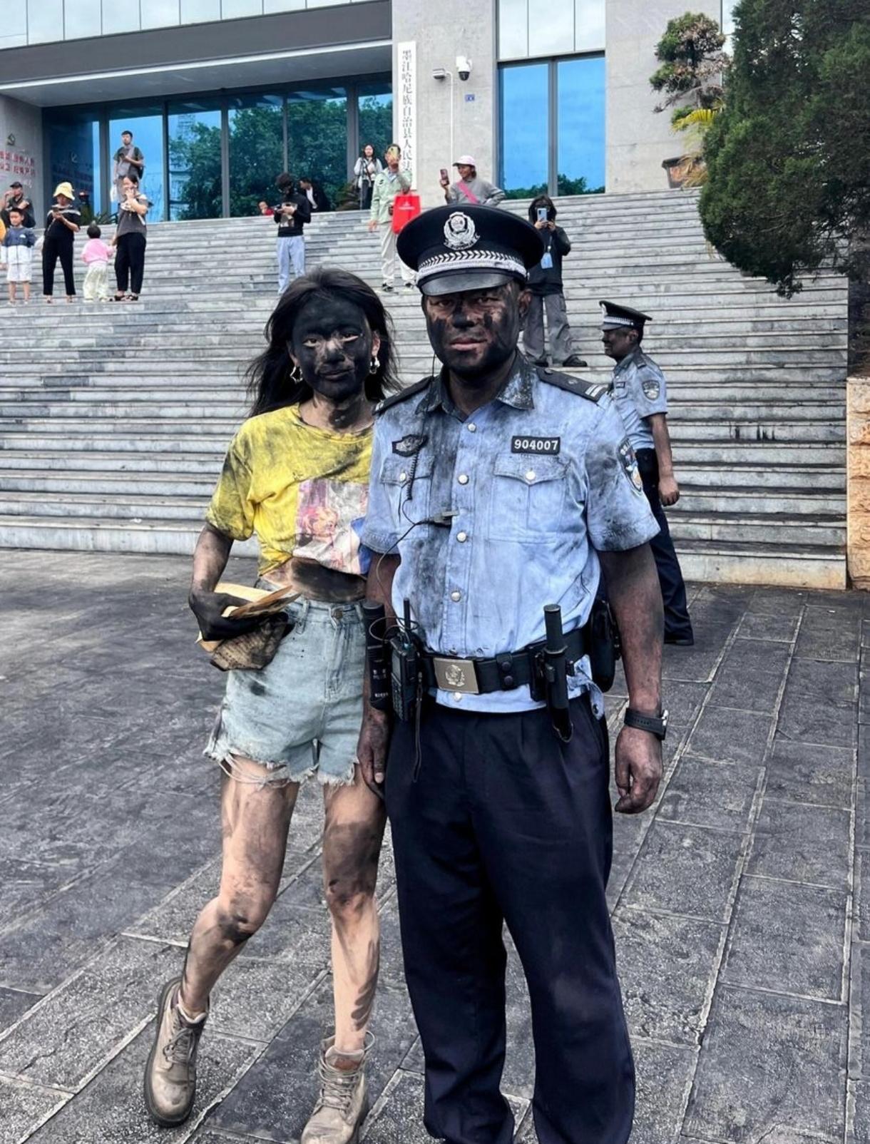 墨江抹黑节在云南省普洱市墨江哈尼族自治县，通常在五一期间举办。它不只是一个单纯玩