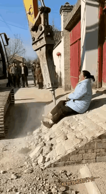 这女人真是胡搅蛮缠！
修这样的斜坡，完全无视公众利益，此风断不可长！
我是挖机司