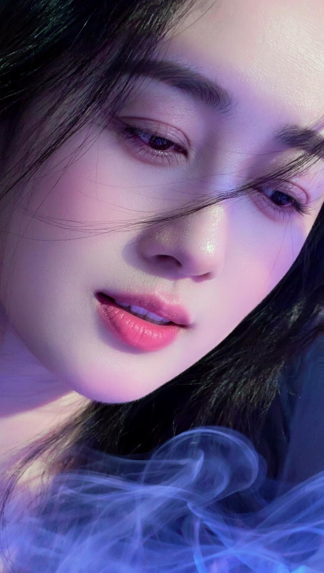 突然好想撒个娇，任个性，矫情一下，释放一下小女人的气息，可想想好像不行...