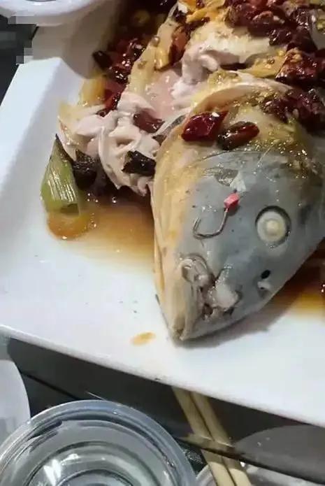 1月4日，一游客在上海米其林餐厅“遇外滩”用餐时，在一道“老菜脯蒸彩眉鱼”吃出鱼